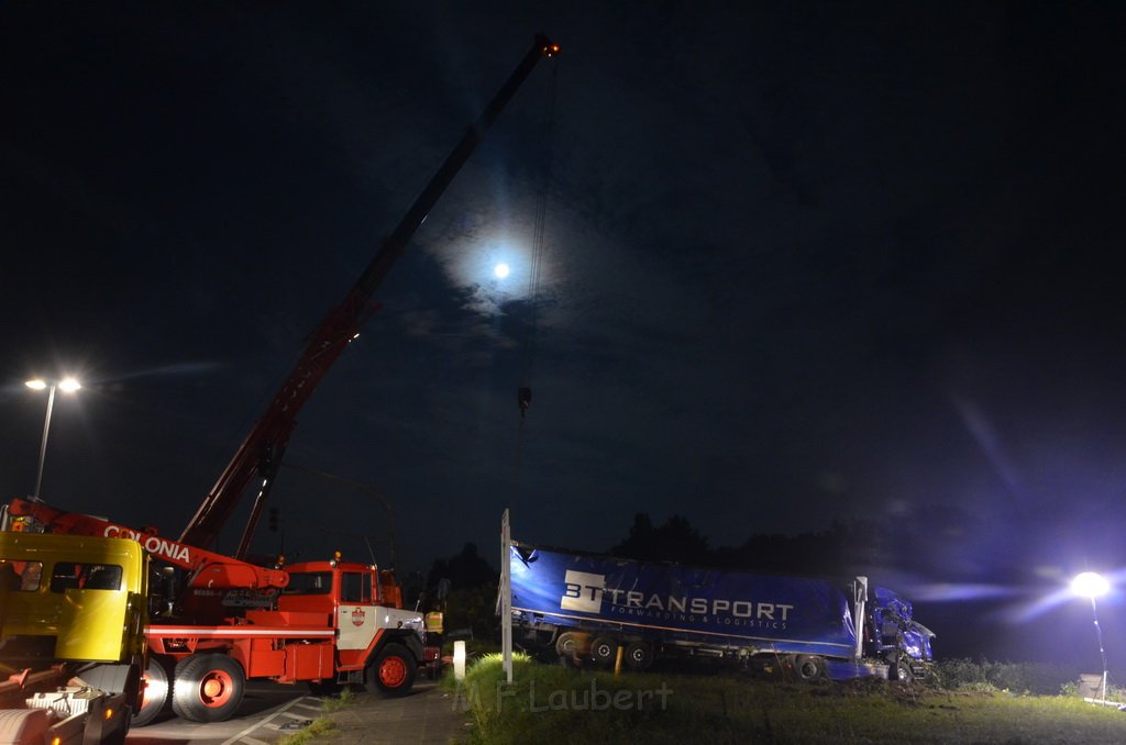 VU LKW umgestuerzt Feldkassel Industriestr Robert Boschstr P258.JPG